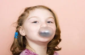 العلكة التي تبتلعها… هل تبقى في المعدة؟